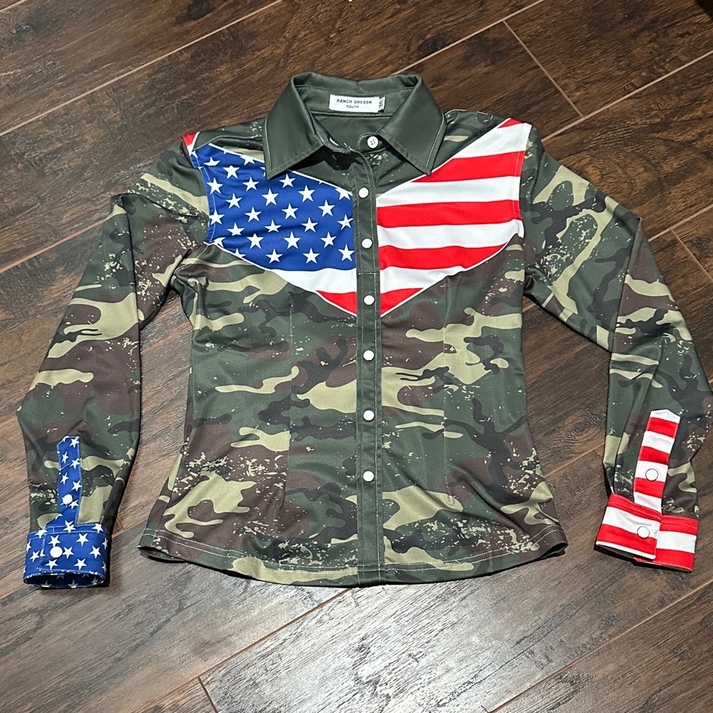 Ranch Dress’n Camo and Flag Performance Rodeo Shirt. Youth M
